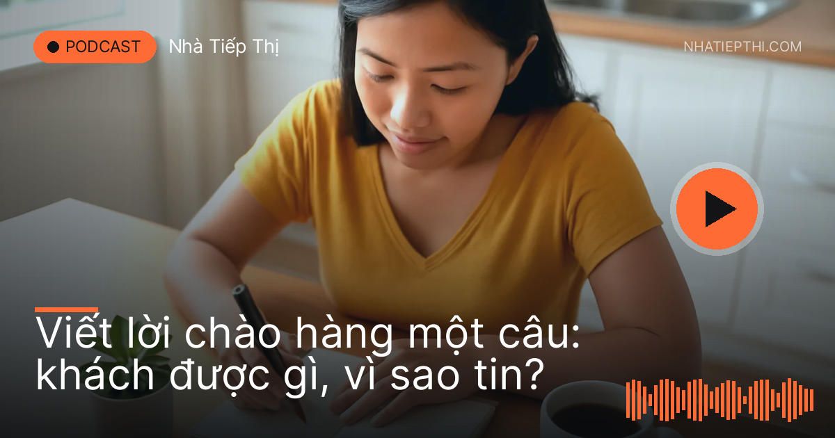 Người phụ nữ viết tay vào sổ ở bàn bếp buổi sáng