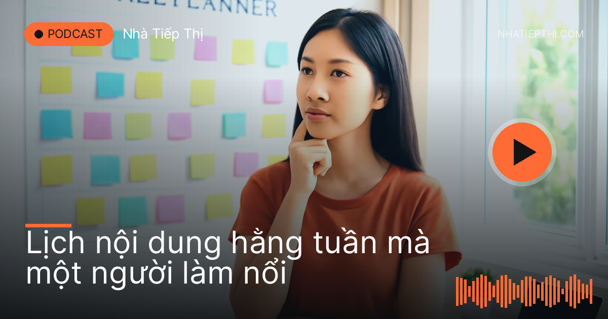 Cô gái đứng nhìn tấm lịch giấy dán ghi chú màu trên tường