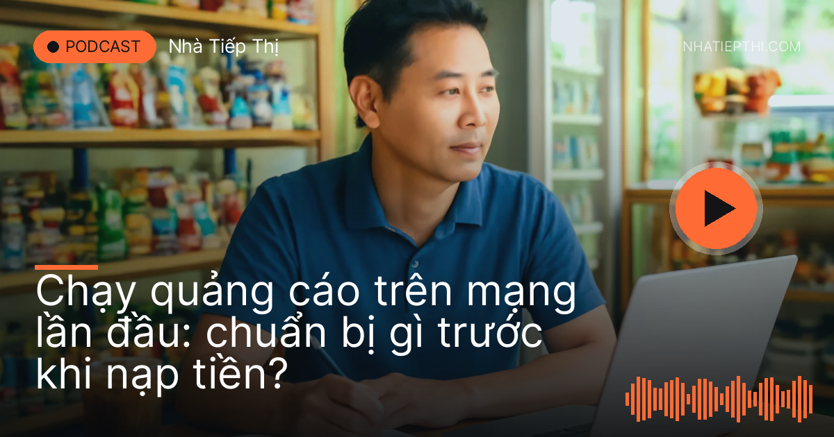 Chủ tiệm ngồi bàn gỗ với sổ tay và máy tính xách tay quay đi