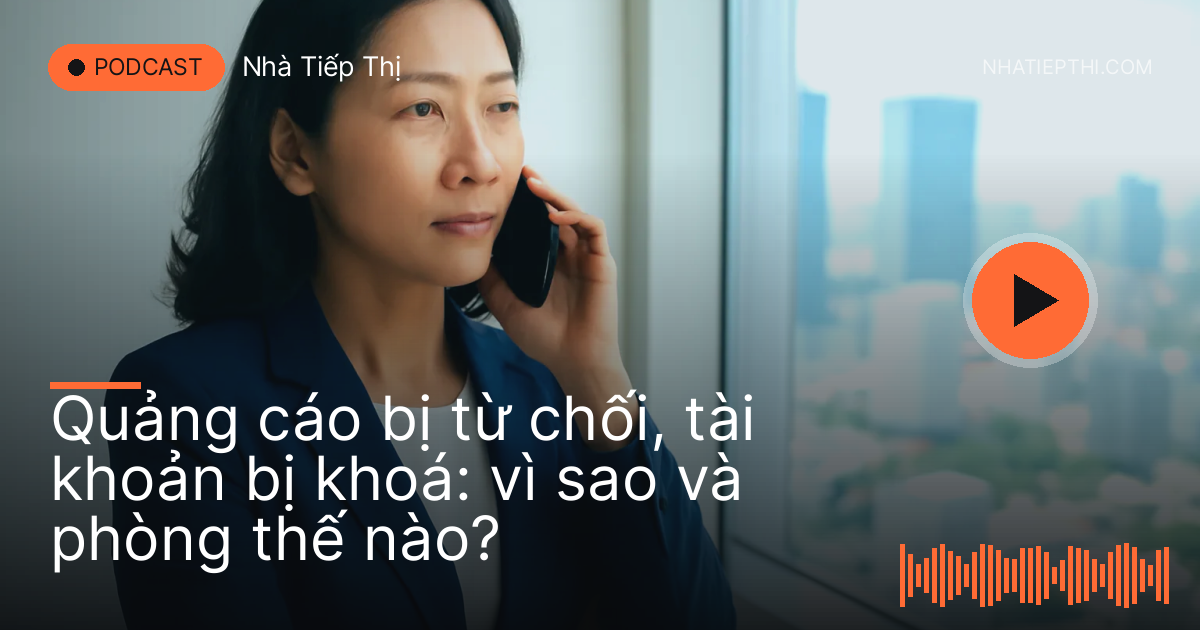 Người phụ nữ trung niên đứng bên cửa sổ gọi điện thoại, vẻ suy nghĩ